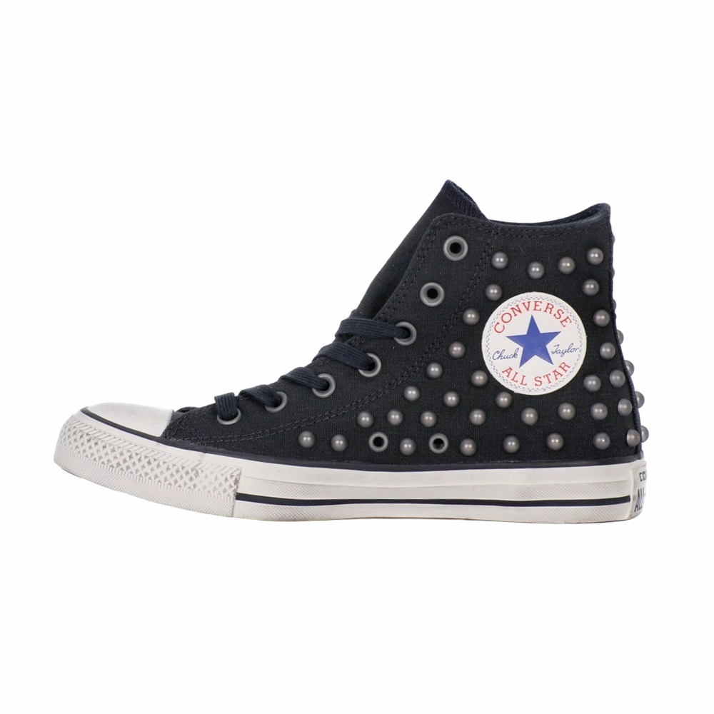 Converse Distressed con Borchie 160958C black Suit And Sneakers