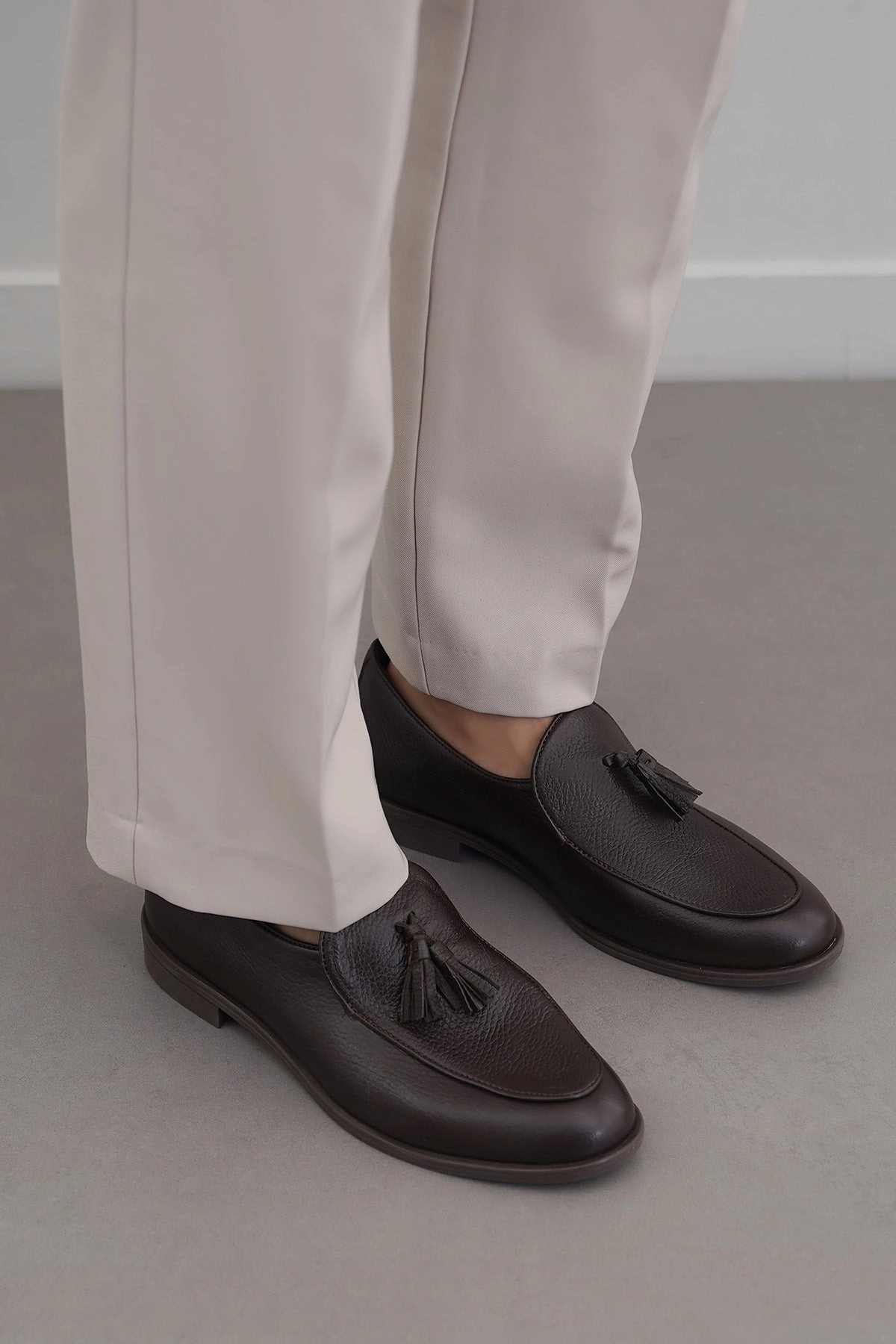 GRAINED LEATHER TASSEL LOAFERS Loafers Narrow