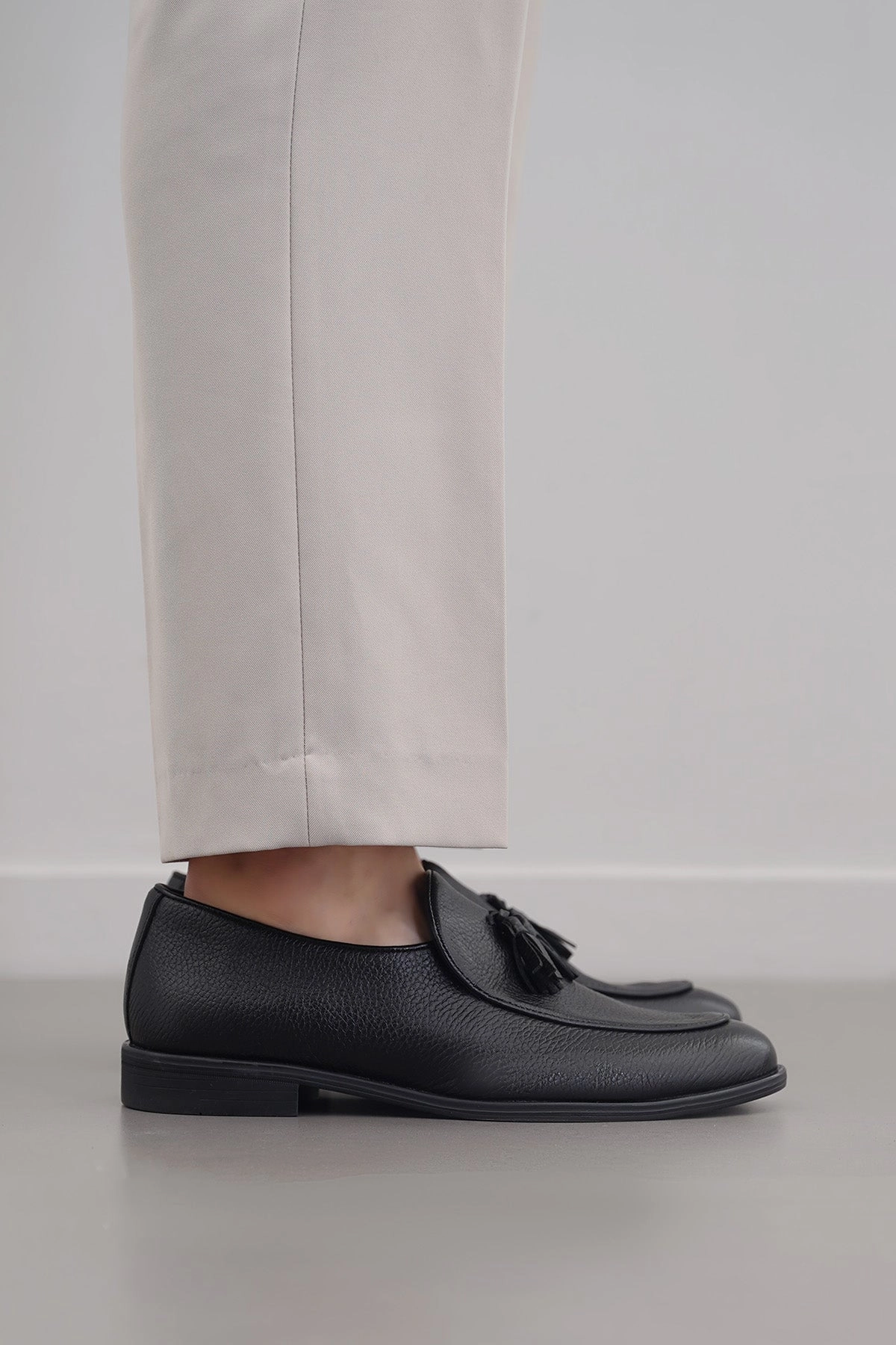 GRAINED LEATHER TASSEL LOAFERS Sanuk Loafers