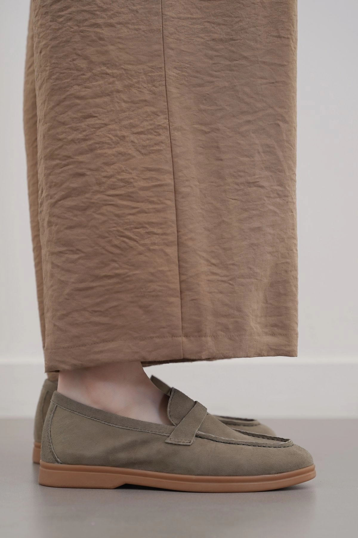 PALM & PEBBLE LEATHER LOAFERS Loafers With Joggers