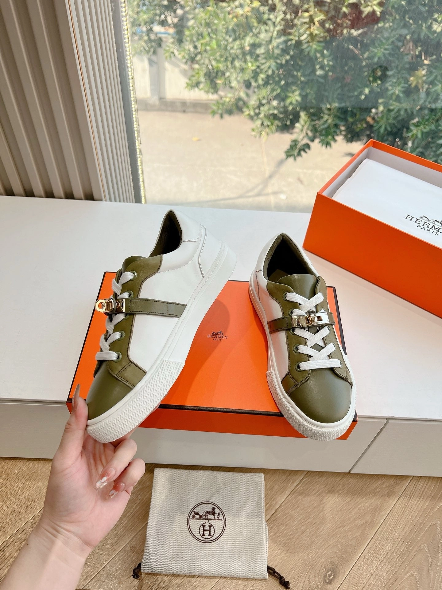 SE1572 Hermes Day Sneaker / Size5-10